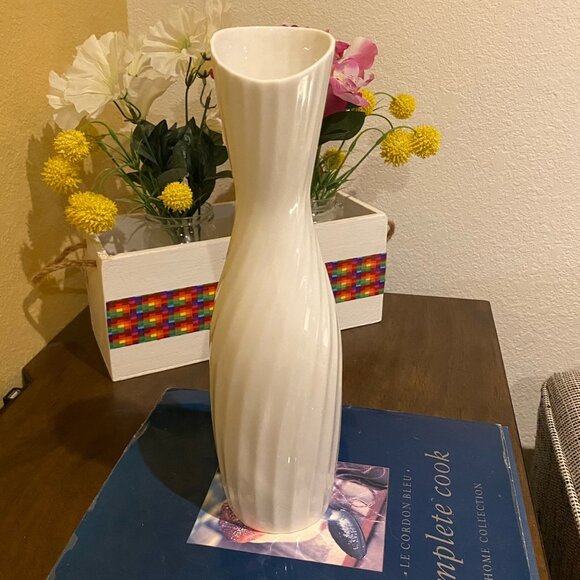 Royal Goedewaagen Swirl Ribbed Vase 'White Lady" Thin Bone China Holland H 11'' - Picture 2 of 6